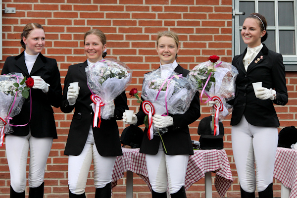 Kære Sabrina, Emily, Emma og Josefine. På Fladså Rideklubs vegne ønskes I et stort TILLYKKE