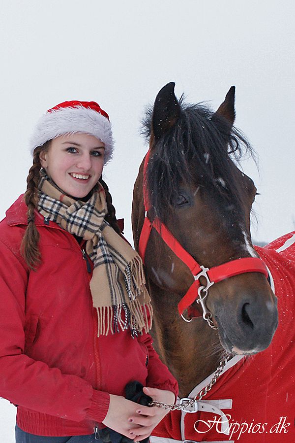 Emma Nymand og Sirius Hippios ønsker en Glædelig Jul