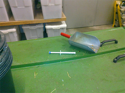 HUSK at det pr. 1. januar 2012 ikke længere er tilladt at have medicin eller medicinrester liggende frit fremme i stalde