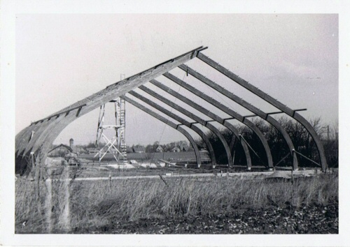 Første del af ridehuset bliver bygget i 1964
