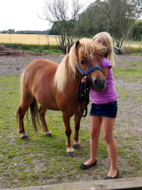 Sara Vinter hygger med Pony