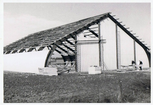 Første del af ridehuset bliver bygget i 1964