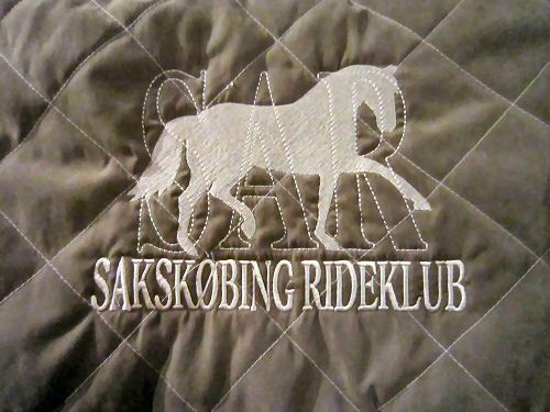 Sar logo broderet hos Hemsø Design, Vestre Landevej 13, 4930 Maribo