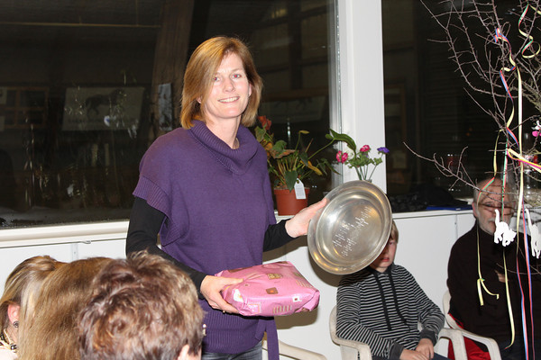 På vegne af Monica Skibsted Bugge modtog hendes mor Poul Kruses vandrepokal for 2010